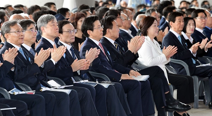 문재인 대통령이 15일 오전 충남 천안시 독립기념관에서 열린 제74주년 광복절 경축식에서 경축사를 하는 가운데 자유한국당 황교안 대표가 박수를 안치고 있다. 천안=청와대사진기자단