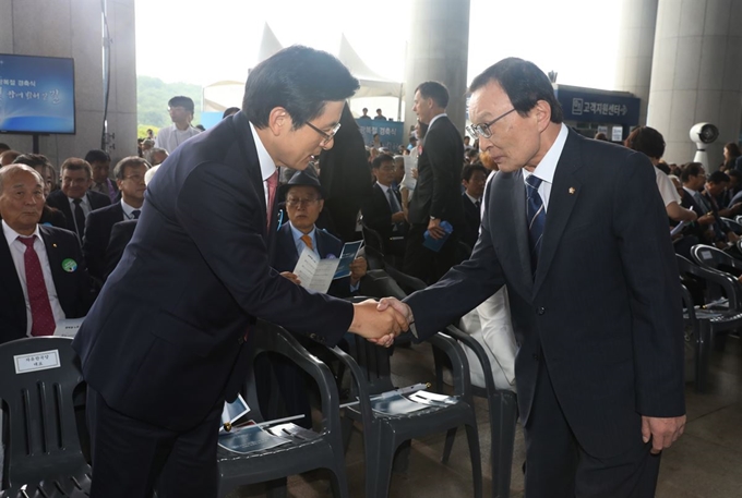 15일 충남 천안시 독립기념관에서 열린 제74회 광복절 경축식에서 이해찬 (오른쪽)더블어민주당 대표와 황교안 자유한국당 대표가 악수를 나누고 있다. 천안=뉴시스