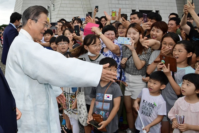 문재인 대통령이 15일 오전 충남 천안시 독립기념관에서 열린 제74주년 광복절 경축식를 마친 뒤 시민들과 인사를 나누고 있다. 천안=청와대사진기자단