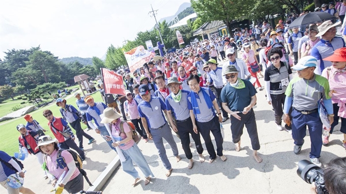 17일 문경맨발걷기대회 참가자들이 출발신호와 함께 1관문을 향해 발걸음을 떼고 있다.