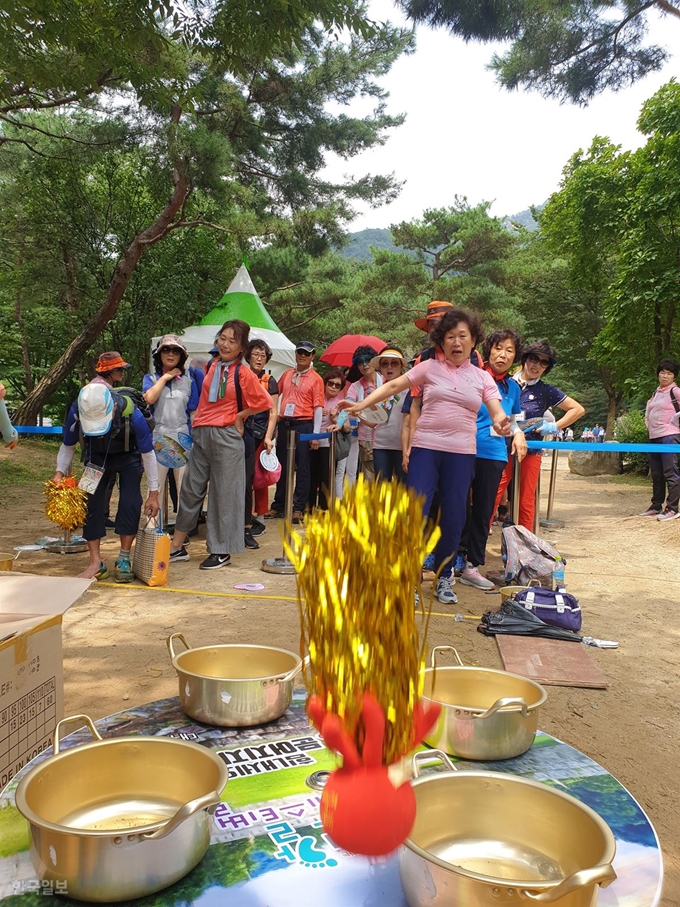 17일 문경맨발걷기대회 코스 중 한 게임장에서 제기를 힘껏 차서 냄비에 넣으려고 하고 있다. 김민규기자 whitekmg@hankookilbo.com