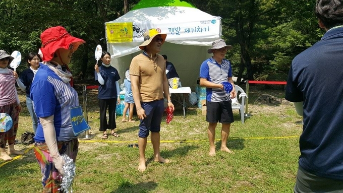 17일 문경맨발걷기대회에 참가한 남성들이 제기차기를 시작하기 위해 순서를 기다리고 있다.