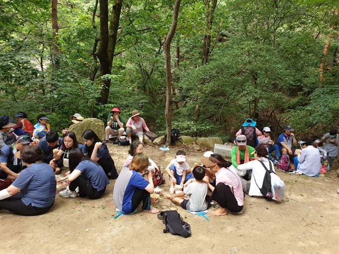 17일 문경새재에서 열린 문경새재맨발페스티벌 참가자들이 점심 무렵에 삼삼오오 모여서 식사를 하고 있다.