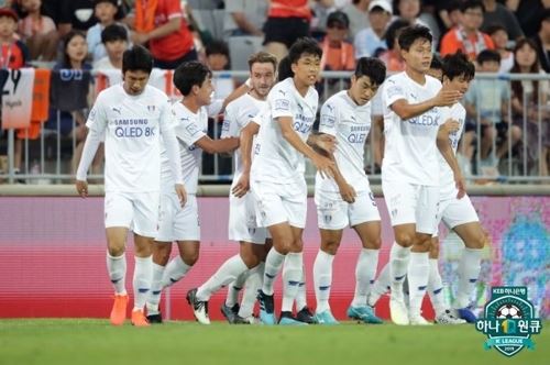 골 세리머니를 펼치는 수원 선수들. 한국프로축구연맹 제공