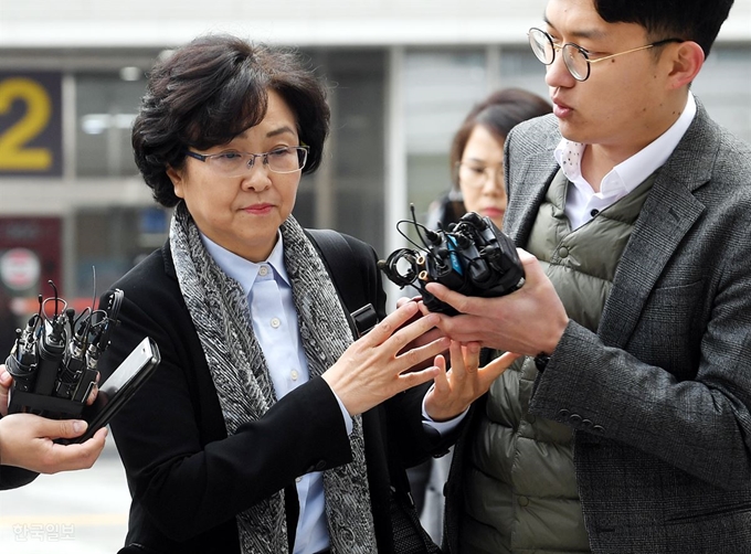 [저작권 한국일보] 김은경 전 환경부 장관이 지난 3월 25일 구속 전 피의자심문(영장실질심사)을 받기 위해 법정에 들어서고 있다. 고영권 기자