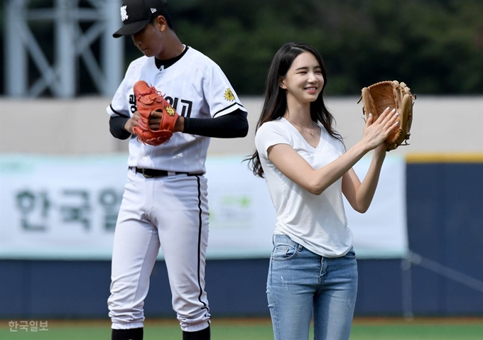 18일 서울 목동야구장에서 열린 47회 봉황대기 전국고교야구대회 광주일고 vs 소래고 경기 시작 전 2019 미스코리아 선 이하늬 양이 시구를 하고 있다. 서재훈 기자