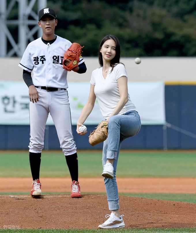 18일 서울 목동야구장에서 열린 47회 봉황대기 전국고교야구대회 광주일고 vs 소래고 경기 시작 전 2019 미스코리아 선 이하늬 양이 시구를 하고 있다. 서재훈 기자