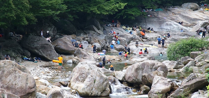 지난 3일 지리산 피아골 계곡에서 폭염을 이기기 위해 피서객들이 더위를 식이고 있다. 연합뉴스