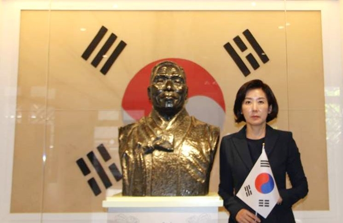 나경원 자유한국당 원내대표가 제74주년 광복절인 지난 15일 중국 충칭의 대한민국 임시정부청사 내 김구 선생 흉상 앞에서 기념촬영을 하고 있다. 자유한국당 제공