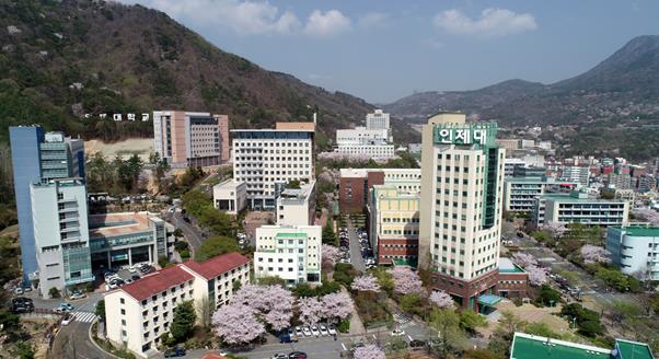 인제대는 지식융합교양교육 강화를 위해 새로운 기초학문교육을 담당하는 단과대 ‘리버럴아츠칼리지’를 설립, 교육체제를 전면 개편하는 등 미래 주도형 인재 양성에 박차를 가하고 있다. 인제대 캠퍼스 전경. 인제대 제공