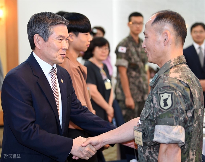 정경두 국방부 장관이 19일 오전 서울 용산구 육군회관에서 열린 '임무수행 유공장병 격려행사'에서 참석자들과 악수를 나누고 있다. 홍인기 기자