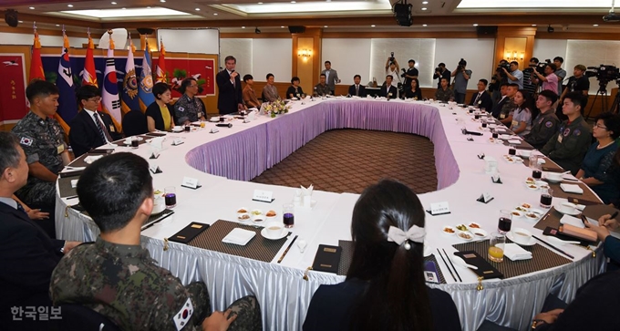 정경두 국방부 장관이 19일 오전 서울 용산구 육군회관에서 열린 '임무수행 유공장병 격려행사'에서 인사말을 하고 있다. 홍인기 기자