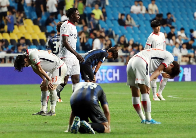 인천과 제주 선수들이 18일 인천축구전용경기장에서 열린 하나원큐 K리그1 26라운드에서 0-0 무승부로 경기를 마친 뒤 허탈해하고 있다. 인천=연합뉴스