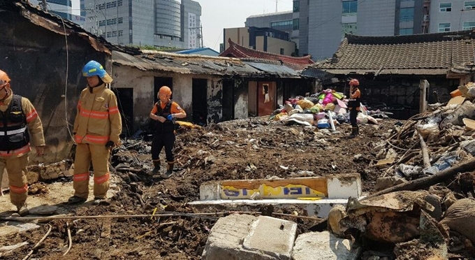 전북 전주시 완산구 서노송동의 한 여인숙에서 불이 나 소방대원들이 화재 수습을 하고 있다. 전북소방본부 제공