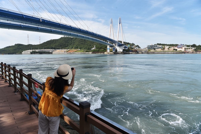 진도대교 아래 명량해협 물살은 강물보다 빠르게 흐른다.