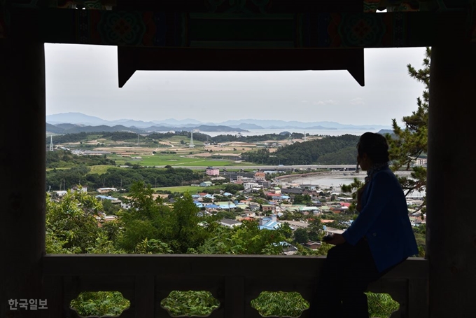 망해루에 오르면 우수영마을과 다도해 풍경이 평화롭게 보인다. 망해루 주변에 전라우수영 성곽이 일부 남아 있다.