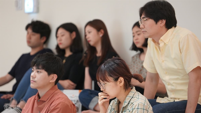 [저작권 한국일보] 청년 정치인이 씨가 마른 한국 정치 현실에서 다양하고 젊은 목소리를 내고자 하는 2030 정당인과 시민단체 활동가들이 지난 17일 서울 마포구 상암동 케이아트 스튜디오(K-ART STUDIO)에서 열린 ‘스타트업! 젊은 정치’ 관객석에 앉아 젊은 정치를 논하는 참석자들의 발언을 경청하고 있다. 현유리 PD