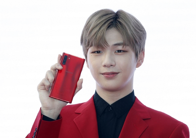 가수 강다니엘이 19일 서울 중구 노보텔 앰배서더 동대문에서 KT가 ‘갤럭시노트10’ 예약 구매자 100명을 초청해 연 파티에서 KT가 단독 판매하는 갤럭시노트10 ‘아우라 레드’ 색상 모델을 들어 보이고 있다. 뉴스1