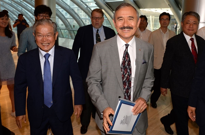 해리 해리스(가운데) 주한미국대사가 20일 오전 서울 여의도 전경련 콘퍼런스센터에서 30대 기업 CEO들과 비공개 조찬간담회를 갖기 위해 권태신(왼쪽) 전경련 상근부회장과 함께 행사장으로 들어서고 있다. 연합뉴스 문화일보 제공