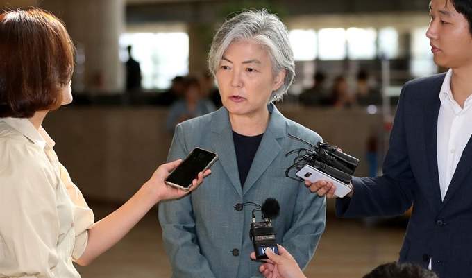 강경화 외교부 장관이 한중일 외교장관 회의 참석차 20일 김포국제공항에서 중국 베이징으로 출국하며 취재진의 질문에 답변하고 있다. 뉴시스