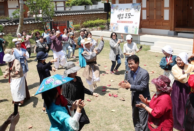 지난 7월부터 강진읍 사의재 저잣거리에서 매주 토요일 야간에 열리는 조만간(조선을 만난 시간)프로젝트 ‘땡큐, 주모’공연이 관광객들에게 인기를 끌고 있다.