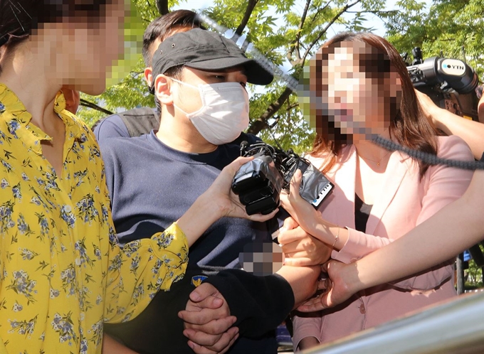 '한강 몸통 시신' 사건 피의자 장대호(39)가 18일 경기 고양시 의정부지법 고양지원에서 열린 영장실질심사를 받기 위해 검정 모자와 마스크를 쓰고 출석하고 있다. 고양=연합뉴스