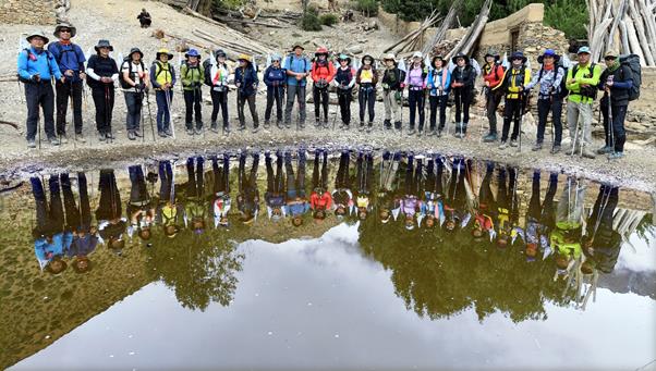 대원들이 웅덩이 앞에서 포즈를 취했다. 사진은 멋있지만 사실 가축분뇨 웅덩이였다.