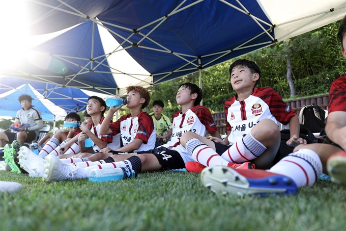 서울 U-12 선수들이 7일 울산미포구장에서 열린 K리그 U-12 챔피언십 부천 U-12와의 경기를 앞두고 그라운드에 앉아 있다. 한국프로축구연맹 제공