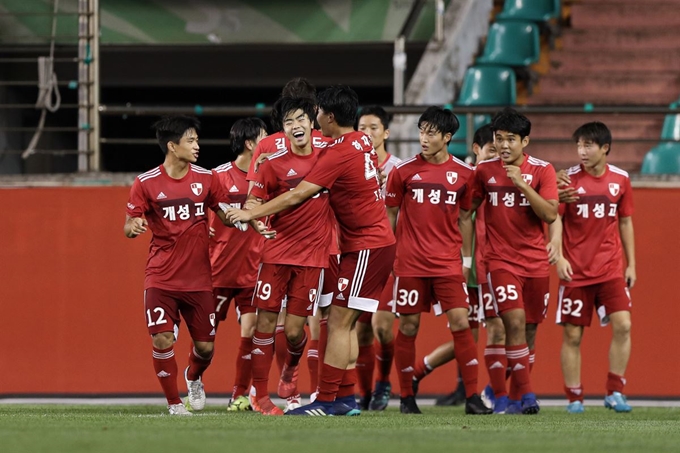 부산 U-17(개성고) 선수들이 21일 경북 포항 스틸야드에서 열린 K리그 U-17 챔피언십 전남 U-17(광양제철고)과의 결승전에서 후반 36분 최기윤(19번)이 2-1로 앞서가는 결승골을 넣자 함께 기뻐하고 있다. 한국프로축구연맹 제공