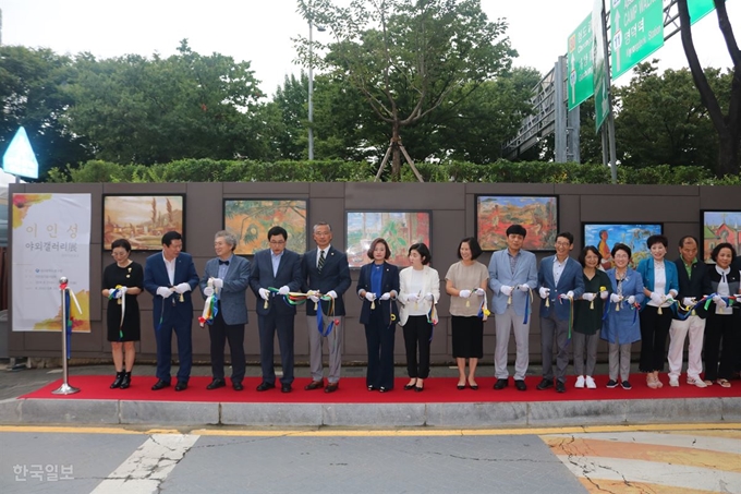 [저작권 한국일보]21일 대구 중구 삼덕동 삼덕지하보드 앞에 조성된 이인성 야외 갤러리 개관을 축하하며 류규하(왼쪽에서 2번째) 중구청장, 이채원(3번째) 이인성기념사업회장, 주낙영(4번째) 경주시장, 곽인희(8번째) 이인성환수위원회 위원장, 유명상(9번째) 대구한국일보 대표 등이 테이프 커팅식을 하고 있다. 윤희정기자 yooni@hankookilbo.com