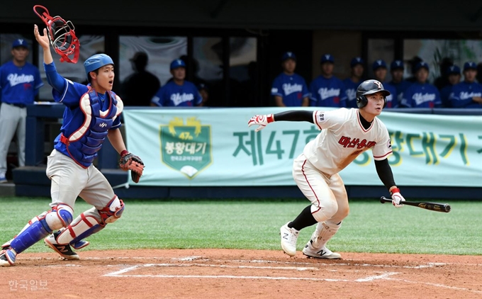 마산용마고 박성빈(오른쪽)이 21일 서울 목동구장에서 열린 제47회 봉황대기 전국고교야구대회 야탑고와 16강전에서 6회초에 번트를 시도한 뒤 타구 방향을 바라보고 있다. 고영권 기자