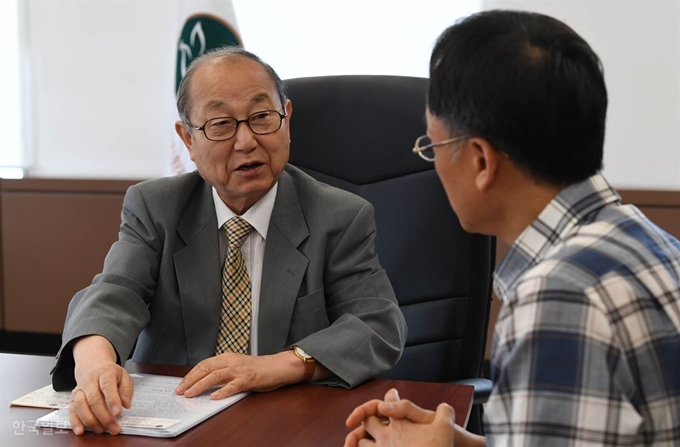 김용덕 이사장은 22일 한국일보와의 인터뷰에서 "일제강점기에는 독립운동가만 있었던 것도, 친일파만 넘쳤던 것도 아니고 덧없이 사라진 사람들이 훨씬 많다"며 "피해자 배상, 보상을 넘어 이런 인도적 평화재단을 만들어 같은 처지의 중국, 대만 등과 연계해 사업을 벌이면 일본의 동참 가능성이 더 커질 수 있지 않겠나”고 말했다. 홍윤기 인턴기자