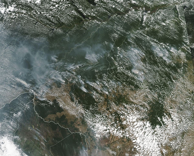 미 항공우주국(NASA) 인공위성이 촬영한 8월 13일 현재 브라질 아마존 열대우림 지역의 화재와 연기 확산 현황. EPA 연합뉴스