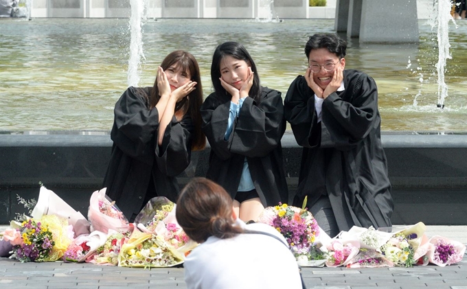 전북대학교 2018학년도 후기 학위 수여식이 22일 전북 전주시 전북대학교 일원에서 실시된 가운데 졸업생이 기념촬영을 하며 환하게 웃고 있다. 뉴시스