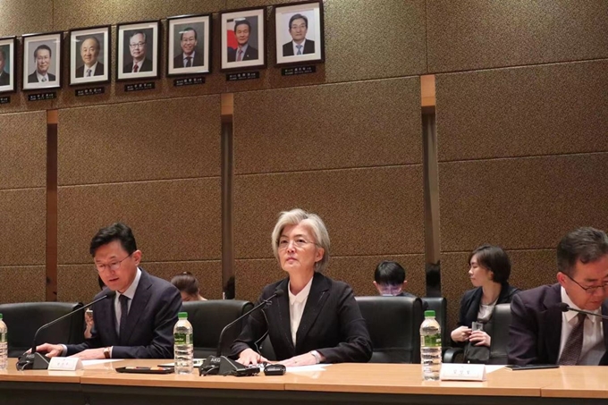 강경화 외교부 장관이 22일 주중 한국대사관에서 기자간담회를 갖고 있다. 연합뉴스