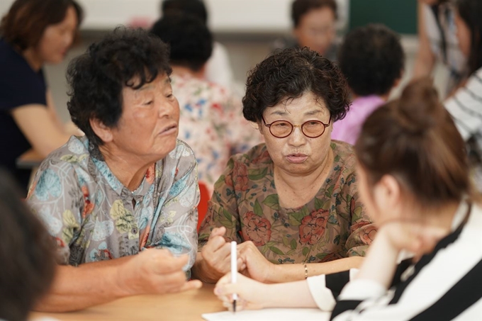 이순구(왼쪽) 할머니가 구술을 채록하는 자원봉사자에게 자신의 찰밥 만드는 법을 설명하고 있다. 충남교육청평생교육원 제공