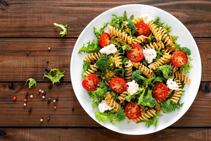 파스타는 뜨겁게 먹어야 제 맛인 음식이라고만 생각하면 오산이다. 여름에는 시원하게 식힌 파스타를 다양한 채소와 함께 먹는 것도 별미다. 게티이미지뱅크