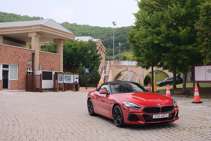 BMW Z4와 함께 경기도 파주의 체인지업 캠퍼스를 찾았다.