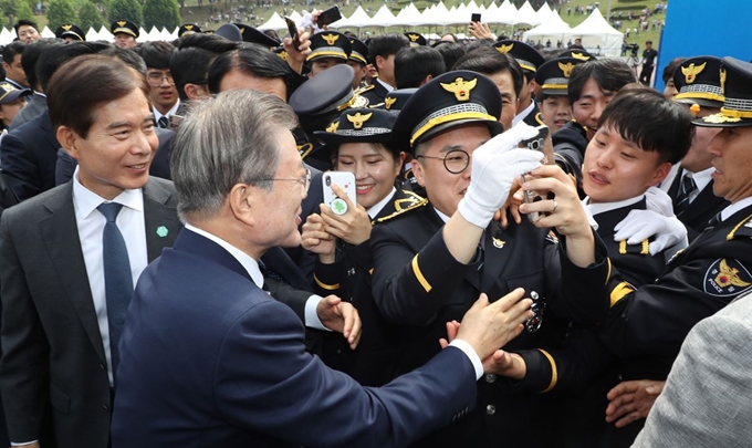 문재인 대통령이 23일 오전 충북 충주 중앙경찰학교에서 제296기 졸업생들과 기념촬영을 하고 있다. 연합뉴스