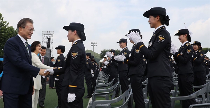 문재인 대통령이 23일 오전 충북 충주 중앙경찰학교에서 제296기 졸업생들과 인사하고 있다. 연합뉴스