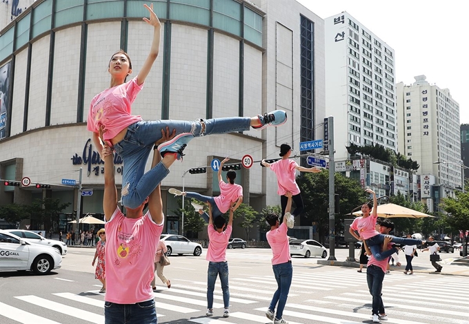 23일 오후 경기도 수원시 팔달구 시청역사거리에서 2019 수원국제발레축제 '발레 in 횡단보도' 공연이 펼쳐지고 있다. 연합뉴스