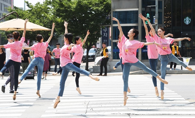 23일 오후 경기도 수원시 팔달구 시청역사거리에서 2019 수원국제발레축제 '발레 in 횡단보도' 공연이 펼쳐지고 있다. 연합뉴스