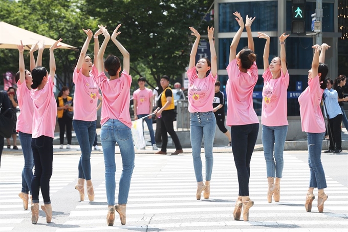 23일 오후 경기도 수원시 팔달구 시청역사거리에서 2019 수원국제발레축제 '발레 in 횡단보도' 공연이 펼쳐지고 있다. 연합뉴스