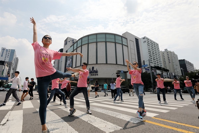 23일 오후 경기도 수원시청 앞 횡단보도에서 2019 수원국제발레축제의 일환으로 발레 in 횡단보도 공연이 펼쳐지고 있다. 뉴스1