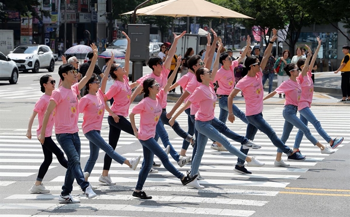 23일 오후 경기도 수원시청 앞 횡단보도에서 2019 수원국제발레축제의 일환으로 발레 in 횡단보도 공연이 펼쳐지고 있다. 뉴스1