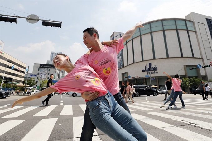 23일 오후 경기도 수원시청 앞 횡단보도에서 2019 수원국제발레축제의 일환으로 발레 in 횡단보도 공연이 펼쳐지고 있다. 뉴스1