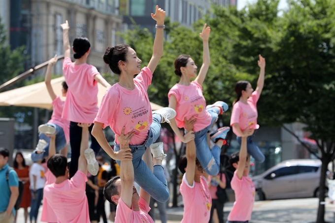 23일 오후 경기도 수원시청 앞 횡단보도에서 2019 수원국제발레축제의 일환으로 발레 in 횡단보도 공연이 펼쳐지고 있다. 뉴스1