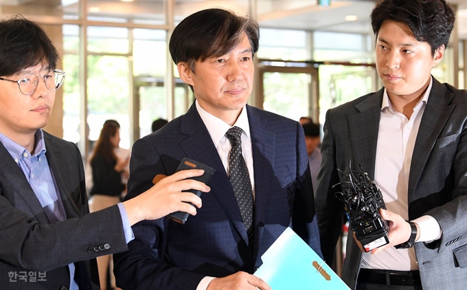 조국 출근조국 법무부 장관 후보자가 22일 오전 인사청문회 준비 사무실이 마련된 서울 종로구의 한 빌딩으로 출근하고 있다. 서재훈 기자 spring@hankookilbo.com