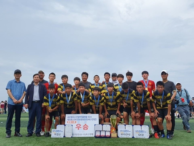 안동중 축구부 선수들과 코치진이 22일 경북 울진군 근남면 수곡리 울진종합운동장에서 우승메달을 목에 걸고 있다. 안동중 제공