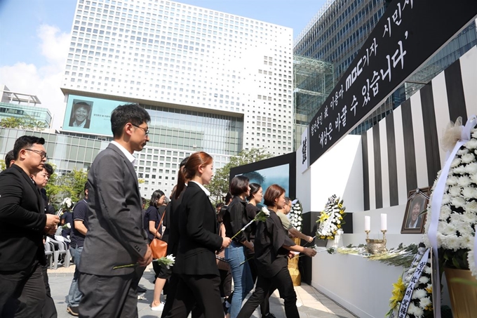 23일 오전 서울 마포구 MBC 광장에서 열린 고 이용마 기자 영결식에서 조문객들이 헌화하고 있다. 연합뉴스